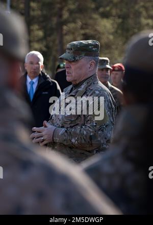 ÉTATS-UNIS Le général de l'armée Mark A. Milley, Président des chefs d'état-major interarmées, s'entretient avec des soldats américains et lettons au camp d'Adazi, en Lettonie, au 5 mars 2022. Le général Milley, le chef militaire américain le plus haut placé, a été rejoint par l'ambassadeur des États-Unis en Lettonie, John Carwile, le lieutenant général letton Leonīds Kalniņš, chef de la Défense, et le général Christopher G. Cavoli, commandant général des États-Unis Armée Europe et Afrique, pour une visite. Le général Milley a déclaré que les récents déploiements de troupes américaines montrent notre engagement envers l'OTAN et a dit aux soldats que leur mission est de défendre le territoire de l'OTAN contre toute agression. . Banque D'Images