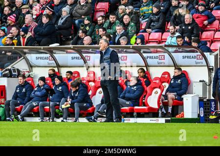 Tony Mowbray, directeur de l'AFC de Sunderland, a lancé des instructions à son équipe contre Blackburn Rovers dans le championnat de l'EFL. Banque D'Images