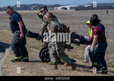 Les aviateurs de l'aile du renseignement 181st, ainsi que les autorités civiles locales et les premiers intervenants, participent à un exercice de victimes de masse lors d'un accident d'avion simulé à la base de la Garde nationale aérienne Hulman Field, Ind., 5 mars 2022. L'exercice visait à mettre à l'essai et à améliorer les capacités de plusieurs organismes d'intervention d'urgence, y compris ceux de l'ai de 181st. Banque D'Images