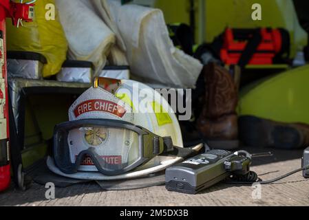 Les aviateurs de l'aile du renseignement 181st, ainsi que les autorités civiles locales et les premiers intervenants, participent à un exercice de victimes de masse lors d'un accident d'avion simulé à la base de la Garde nationale aérienne Hulman Field, Ind., 5 mars 2022. L'exercice visait à mettre à l'essai et à améliorer les capacités de plusieurs organismes d'intervention d'urgence, y compris ceux de l'ai de 181st. Banque D'Images