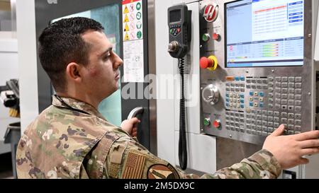 ÉTATS-UNIS Tech. De la Force aérienne Le Sgt Matthew Windmann, un technicien en métaux affecté à l'escadron de maintenance 489th, saisit des données pour fabriquer des pièces d'aéronefs à la base aérienne de Dyess, Texas, 5 mars 2022. Des unités militaires des États-Unis ont contacté Windmann pour fabriquer des pièces auxquelles ils ne peuvent pas accéder ailleurs. Banque D'Images