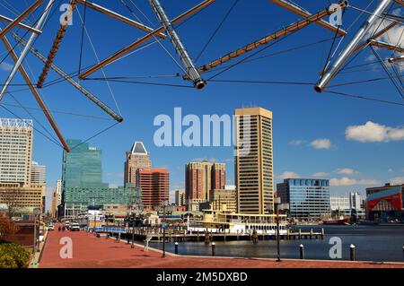 L'horizon du centre-ville de Baltimore, Maryland, vu de l'extrémité sud de Inner Harbour Banque D'Images
