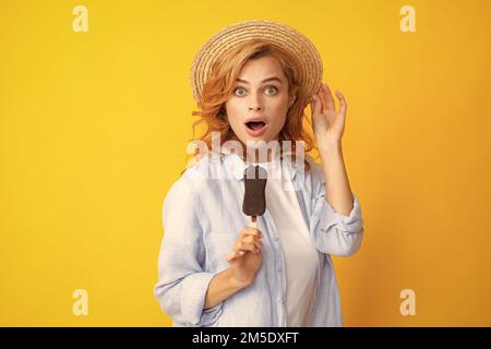 Portrait de mode jeune femme fraîche avec de la crème glacée sur fond jaune. Jeune fille hipster cheeky mangeant une glace à coller. Surpris Banque D'Images