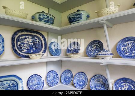 Exposition de poterie bleue et blanche à motifs de saule - John Gollop Banque D'Images