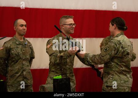 ÉTATS-UNIS Les soldats de l'armée de la Garde nationale de Washington reçoivent leur prix après avoir concouré à la compétition des meilleurs guerriers de l'État sur 5 mars 2022, à la base conjointe Lewis-McChord, Washington. Le concours consistait en un test de forme physique de combat de l'Armée, un panel de bord, un essai écrit, une gamme de qualification, une séance de stress, la navigation terrestre, et une marche tactique de ruck. Le soldat gagnant et NCO—SPC. Eric Smith, avec 2nd Bataillon, 146th Artillerie de campagne, et le sergent d'état-major Stormy White, avec le bataillon de recrutement et de maintien en poste—représentera Washington dans la région VI de la compétition de la Garde nationale de l'Armée de terre du meilleur guerrier t Banque D'Images