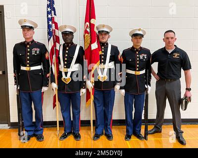 1st Bataillon 24th Marines Weapon Company la garde de couleur se prépare à présenter le drapeau du corps des Marines lors de la cérémonie finale au Collège Adrian, à Adrian, Michigan, sur 05 mars 2022. Le corps des Marines des États-Unis et la NCAA se sont associés pour accueillir les Championnats nationaux de lutte des femmes des collèges afin de construire de bonnes relations avec les collèges et de préparer la voie pour de futurs officiers potentiels du corps des Marines des États-Unis. (Photo du corps des Marines des États-Unis par le Cpl. Cheng Chang) Banque D'Images