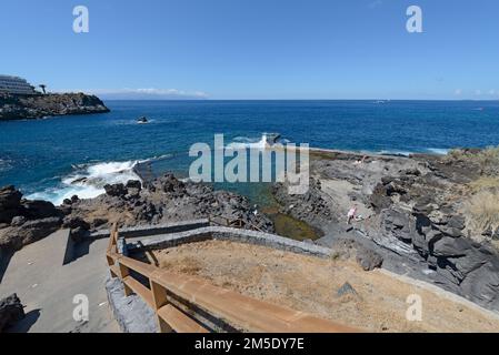 Rocky plage qui est comme la piscine côtière naturelle séparée de la mer près de la fin de la rue Magnolia à Los Gigantes, Tenerife, îles Canaries, Espagne. Banque D'Images