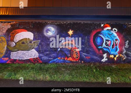 La fresque Star Wars avec Yoda à Santa Hat et BB8 lumières de Noël a été créée sur un mur à Leeds par les artistes Laffiti & Northern Mural Co Banque D'Images