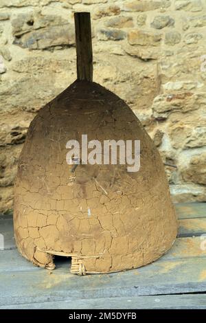 Ruche d'abeille médiévale recréée - ou skep - en osier et larve et dorb, Château de Crevecoeur, Crevecoeur-en-Auge, Calvados, Normandie, France Banque D'Images