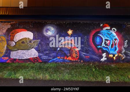 La fresque Star Wars avec Yoda à Santa Hat et BB8 lumières de Noël a été créée sur un mur à Leeds par les artistes Laffiti & Northern Mural Co Banque D'Images