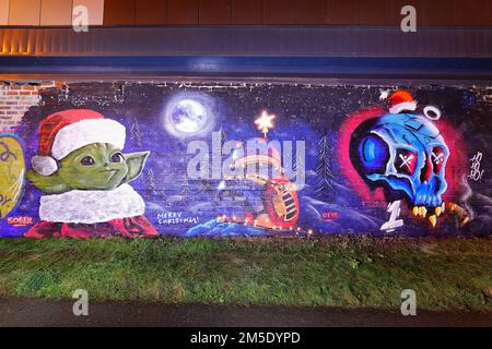 La fresque Star Wars avec Yoda à Santa Hat et BB8 lumières de Noël a été créée sur un mur à Leeds par les artistes Laffiti & Northern Mural Co Banque D'Images