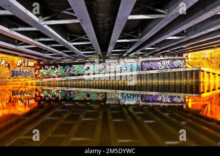 Réflexions d'art de rue sous le pont de Richmond à Leeds, West Yorkshire, Royaume-Uni Banque D'Images