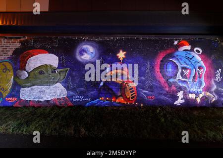 La fresque Star Wars avec Yoda à Santa Hat et BB8 lumières de Noël a été créée sur un mur à Leeds par les artistes Laffiti & Northern Mural Co Banque D'Images