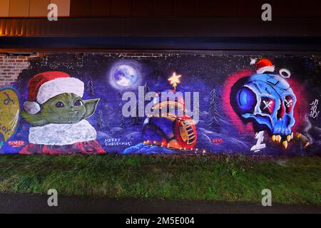 La fresque Star Wars avec Yoda à Santa Hat et BB8 lumières de Noël a été créée sur un mur à Leeds par les artistes Laffiti & Northern Mural Co Banque D'Images