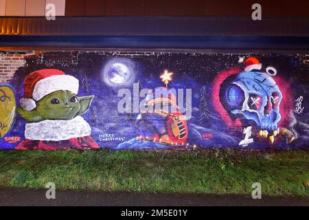 La fresque Star Wars avec Yoda à Santa Hat et BB8 lumières de Noël a été créée sur un mur à Leeds par les artistes Laffiti & Northern Mural Co Banque D'Images