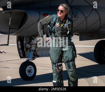 Le capitaine Aimee 'Rebel' Fiedler a été nommé commandant de démonstration de Viper en 2022 lors du cours d'entraînement en vol du patrimoine, base aérienne de Davis-Monthan, 5 mars 2022. Au cours du cours, des pilotes de démonstration de la Force aérienne ont formé avec des pilotes civils de la Air Force Heritage Flight Foundation pour devenir certifiés pour effectuer des spectacles pendant la saison 2022 de l'exposition aérienne. Banque D'Images