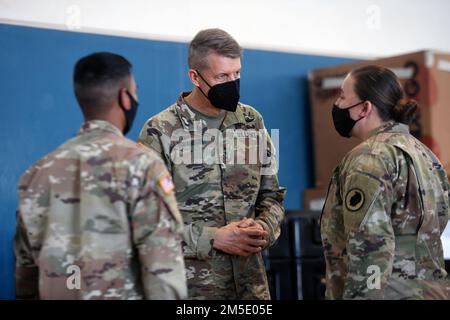 Le général de l'armée Daniel Hokanson, chef, Bureau de la Garde nationale, visite des membres de la Garde nationale d'Hawaï, Maui, Hawaii, 5 mars 2022. Banque D'Images