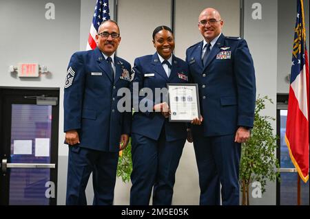 L'organisation Top III de l'aile 165th du pont aérien de Savannah, en Géorgie, a organisé une cérémonie et un banquet d'initiation pour les officiers supérieurs non-commissionnés, pour les accueillir dans le niveau le plus élevé et les reconnaître officiellement comme officiers supérieurs sur 5 mars, 2022 au Air Dominance Centre sur la base. Le sergent-chef Kia Osborne, du 165th Escadron de soutien de la Force, a reçu un certificat d’initiation du commandant de l’escadre américain Le Colonel Robert S. Noren de la Force aérienne et le Sgt Francisco Ramirez, Chef de commandement. Banque D'Images