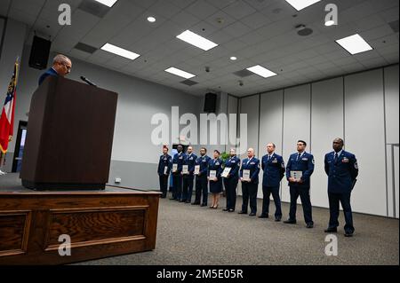 L'organisation Top III de l'aile 165th du pont aérien de Savannah, en Géorgie, a organisé une cérémonie et un banquet d'initiation pour les officiers supérieurs non-commissionnés, pour les accueillir dans le niveau le plus élevé et les reconnaître officiellement comme officiers supérieurs sur 5 mars, 2022 au Air Dominance Centre sur la base. Les personnes intronisées ont reçu un certificat du commandant de l'aile, aux États-Unis Le Colonel Robert S. Noren de la Force aérienne et le Sgt Francisco Ramirez, Chef de commandement. À la fin de la cérémonie, Ramirez a récité la charge principale de la NCO pour tous les nouveaux promoteurs. Banque D'Images