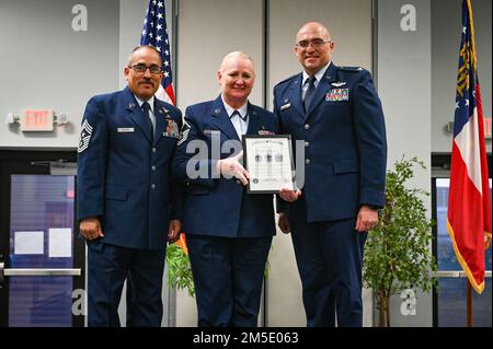 L'organisation Top III de l'aile 165th du pont aérien de Savannah, en Géorgie, a organisé une cérémonie et un banquet d'initiation pour les officiers supérieurs non-commissionnés, pour les accueillir dans le niveau le plus élevé et les reconnaître officiellement comme officiers supérieurs sur 5 mars, 2022 au Air Dominance Centre sur la base. Le sergent-chef Tammy Burgess, 165th Medical Group, a reçu un certificat d'induction du commandant de l'escadre américain Le Colonel Robert S. Noren de la Force aérienne et le Sgt Francisco Ramirez, Chef de commandement. Banque D'Images