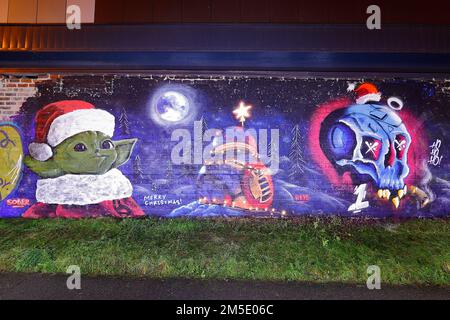 La fresque Star Wars avec Yoda à Santa Hat et BB8 lumières de Noël a été créée sur un mur à Leeds par les artistes Laffiti & Northern Mural Co Banque D'Images