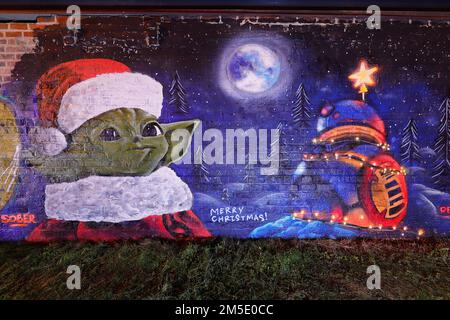 La fresque Star Wars avec Yoda à Santa Hat et BB8 lumières de Noël a été créée sur un mur à Leeds par les artistes Laffiti & Northern Mural Co Banque D'Images