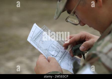 Le SPC Roland Link, 415th Chemical Brigade, trace ses points sur une carte lors de l'événement de navigation terrestre de jour pendant la CBWC de FY22. Le concours du meilleur guerrier du consortium de FY22 a eu lieu à 2-6 mars au Camp Bullis sur la base conjointe de San Antonio, Texas. Le CBWC est un événement conjoint qui comprend des soldats appartenant à plusieurs commandements de la Réserve de l'Armée de terre de partout au pays, dont le Commandement de l'instruction 80th, le Commandement médical 807th, le Commandement de l'intervention opérationnelle 76th, le Commandement de la préparation médicale et le Commandement de l'instruction, et les divisions de l'état de préparation 63rd, 81st, 88th et 99th. Banque D'Images