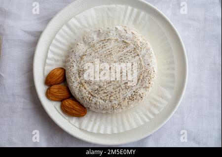 Goût de Provence, petit fromage rond Tome de Provence à base de lait de chèvre à Banon, Alpes-de-haute-Provence, France, gros plan Banque D'Images