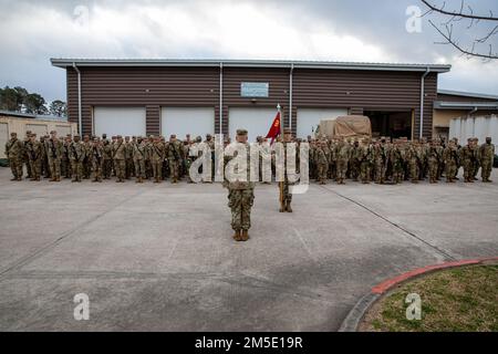 ÉTATS-UNIS Les soldats de la Réserve de l'armée du 348th Bataillon des transports ont tenu aujourd'hui une cérémonie de déploiement en l'honneur de plus de 150 soldats de la 453rd Cargo Transfer Company de Houston et de Stinton, Texas, alors qu'ils se préparent à se mobiliser à l'étranger pour soutenir le Commandement central. Le 453rd est chargé de fournir des installations de transfert de fret aux échangeurs entre les points de transport aérien, ferroviaire, routier et maritime. L'entreprise fonctionne comme un centre de distribution civil. Leur mission est de maintenir les soldats équipés des équipements nécessaires pour gagner sur le champ de bataille. Col. Lt. Mark Peckham, 348th Transporta Banque D'Images