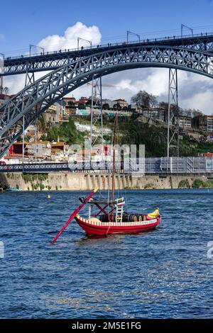 Bateau sur le fleuve Douro avec des fûts de Porto publicité Ferrera Porto, Portugal, la vieille ville et le pont Dom Luis en arrière-plan. Banque D'Images
