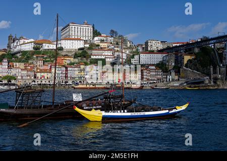 Bateaux sur le fleuve Douro avec des fûts de Porto faisant la publicité de Graham's et Calem Porto, Portugal, Europe et la vieille ville en arrière-plan. Banque D'Images