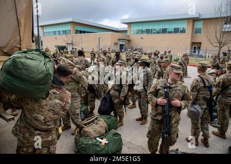 ÉTATS-UNIS Les soldats de la Réserve de l'armée du 348th Bataillon des transports ont tenu aujourd'hui une cérémonie de déploiement en l'honneur de plus de 150 soldats de la 453rd Cargo Transfer Company de Houston et de Stinton, Texas, alors qu'ils se préparent à se mobiliser à l'étranger pour soutenir le Commandement central. Le 453rd est chargé de fournir des installations de transfert de fret aux échangeurs entre les points de transport aérien, ferroviaire, routier et maritime. L'entreprise fonctionne comme un centre de distribution civil. Leur mission est de maintenir les soldats équipés des équipements nécessaires pour gagner sur le champ de bataille. Col. Lt. Mark Peckham, 348th Transporta Banque D'Images