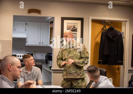 ÉTATS-UNIS L'aumônier de l'armée, le colonel Brett Charsky, de la Garde nationale du Vermont, parle avec des membres de la Garde d'honneur à la tombe du soldat inconnu à Arlington, en Virginie, le 6 mars 2022. ÉTATS-UNIS Des soldats de l'armée de la Garde nationale du Vermont se sont rendus au cimetière national d'Arlington pour rendre hommage. Banque D'Images