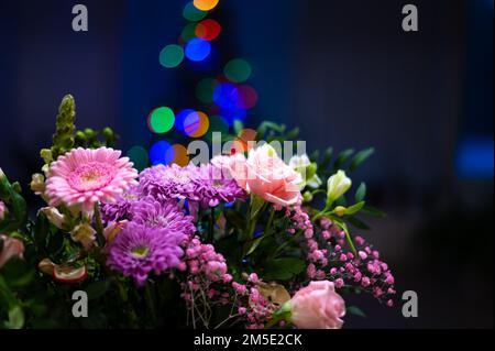 Bouquet de fleurs de gerbera placé devant l'arbre de noël Banque D'Images