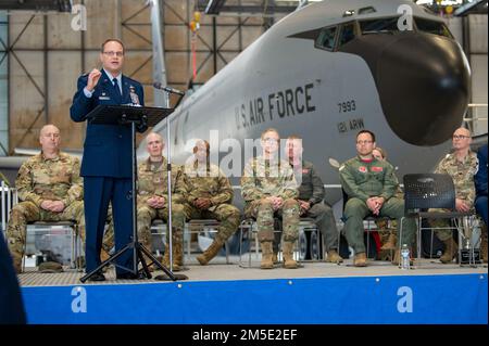 L'escadre de ravitaillement en carburant aérien 121st tient une cérémonie de remise des prix en mars à la base de la Garde nationale aérienne de Rickenbacker, Ohio, 6 mars 2022. Divers prix ont été remis aux aviateurs lors de la cérémonie. Banque D'Images