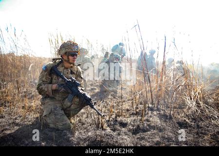 ÉTATS-UNIS Les soldats de l'armée de la Compagnie Bravo, 3rd Brigade, 2nd Bataillon, 27th Infantry Regiment, 25th Infantry Division effectuent un entraînement d'incendie en direct à l'appui de Salaknib à fort Magsaysay, Nueva Ecija, Philippines 6 mars 2022. Près de 1 100 US Les soldats de l'armée du Pacifique participeront à Salaknib aux côtés de leurs homologues philippins afin d'améliorer l'interopérabilité et de renforcer notre partenariat dans l'Indo-Pacifique. (É.-U. Photographie de l'armée par le SPC Joshua Oller/28th Détachement des affaires publiques) Banque D'Images