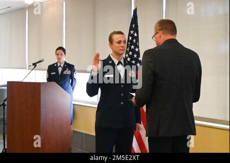 Le Sgt-maître en chef Sarah Bredthauer, gestionnaire des installations de la base du 155th Escadron du génie civil, reçoit le serment du Sgt-maître en chef retraité Craig Anderson, 6 mars 2022, lors d'une cérémonie de promotion à la base aérienne de Lincoln, ONÉ. Après sa récente promotion au grade de chef, Bredthauer a étendu son engagement à son état et à sa nation. Banque D'Images