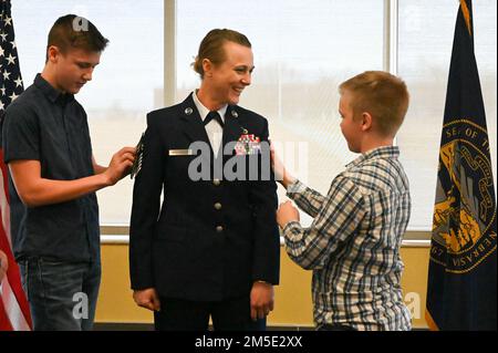 Le Sgt sénior Sarah Bredthauer, gestionnaire des installations de la base du 155th Escadron de génie civil, reçoit le virement au grade de chef par ses fils Ridge et Reese, 6 mars 2022, lors d'une cérémonie de promotion à la base aérienne de Lincoln, ONÉ. Après sa récente promotion au grade de chef, Bredthauer a étendu son engagement à son état et à sa nation. Banque D'Images