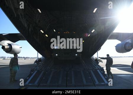 Des soldats du 182nd Field Artillery Regiment, de la Garde nationale du Michigan, chargent un système de fusée d'artillerie à grande mobilité M142 sur un C-17 Globemaster III affecté au 3rd Airlift Squadron, à la base aérienne de Douvres, Delaware (6 mars 2022), à la base de la Garde nationale aérienne de Selfridge, Michigan. La réalisation de la formation de chargement HIMAR permet de s'assurer que les biens de la Garde nationale sont disponibles pour exécuter la mission REACH mondiale de la nation. Banque D'Images