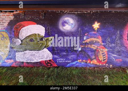 La fresque Star Wars avec Yoda à Santa Hat et BB8 lumières de Noël a été créée sur un mur à Leeds par les artistes Laffiti & Northern Mural Co Banque D'Images