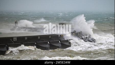 Brighton Royaume-Uni 28th décembre 2022 - des vagues gigantesques se sont écraées par le bras ouest de Brighton Marina lors d'une journée humide et venteuse sur la côte sud. : Crédit Simon Dack / Alamy Live News Banque D'Images