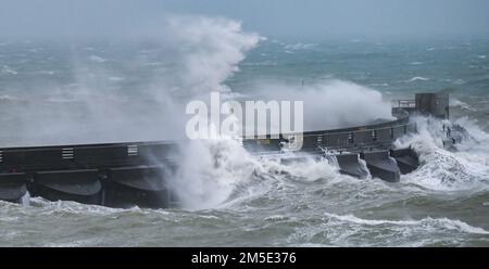 Brighton Royaume-Uni 28th décembre 2022 - des vagues gigantesques se sont écraées par le bras ouest de Brighton Marina lors d'une journée humide et venteuse sur la côte sud. : Crédit Simon Dack / Alamy Live News Banque D'Images