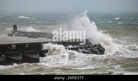 Brighton Royaume-Uni 28th décembre 2022 - des vagues gigantesques se sont écraées par le bras ouest de Brighton Marina lors d'une journée humide et venteuse sur la côte sud. : Crédit Simon Dack / Alamy Live News Banque D'Images