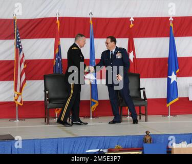 Le général de division Janson D. Boyles, l'adjudant général de l'État du Mississippi, félicite le général de division Billy M. Nabors, ancien adjoint général et commandant de la Garde nationale aérienne du Mississippi, pour sa retraite, 6 mars 2022, à la base de la Garde nationale aérienne de Key Field, Meridian, Mississippi. Nabors, un ancien commandant de l'escadre de ravitaillement en vol de 186th, a pris sa retraite avec plus de 38 ans de service dans son État et sa nation. Banque D'Images