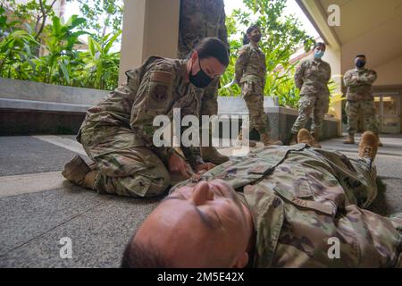 Le Groupe de soutien régional de 624th a mené une formation sur les soins de sécurité au combat tactique à la base conjointe Pearl Harbour-Hickam 5 mars 2022. Le TCCC a été établi par les États-Unis Le commandement des opérations spéciales et est maintenant le champ de bataille des soins préhospitaliers. La formation garantit que les professionnels de la santé sont prêts à fournir des soins médicaux précoces et durables au personnel blessé. L’état de préparation global de l’AFRC dépend de l’état de préparation individuel de chaque citoyen Airman. Banque D'Images