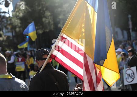 Un citoyen californien marche avec le drapeau américain et ukrainien lors d’un rassemblement pour soutenir l’Ukraine sur les marches du Capitole de Californie, Sacramento, Californie, 6 mars 2022. Les législateurs et les membres de la communauté se sont réunis pour un rassemblement pour montrer leur soutien aux Ukrainiens locaux américains et Ukrainiens qui luttent pour la préservation de leur nation. Banque D'Images