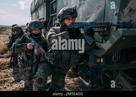 Des soldats slovaques, affectés à la Compagnie 3rd, 22nd Bataillon d'infanterie mécanisé, 2nd Brigade, ont sécurisé des positions de combat lors d'un exercice d'entraînement pendant la grève des sabre 22 à la zone d'entraînement militaire de Lest, Slovaquie, 6 mars 2022. Sabre Strike 22 est un exercice multinational du 28 février au 18 mars 2022, qui comprend la participation de 13 pays alliés et partenaires de l'OTAN. L'exercice vise à démontrer les capacités collectives de l'OTAN et à démontrer que nous sommes plus forts ensemble. Banque D'Images