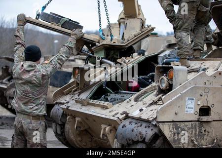 ÉTATS-UNIS Les mécaniciens de l'armée affectés au 2nd Bataillon, 34th Armored Regiment, 1st Armored Brigade combat Team, 1st Infantry Division, effectuent des vérifications et des services d'entretien préventif sur les véhicules de combat Bradley, 6 mars 2022, dans la zone militaire de Hradiště, dans le nord-ouest de la République tchèque. Banque D'Images