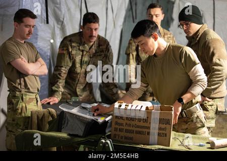 ÉTATS-UNIS Les médecins de l'armée affectés au 2nd Bataillon, 34th Régiment blindé, 1st équipe de combat de la Brigade blindée, 1st Division d'infanterie, simulent le traitement d'une plaie thoracique aspirée, 6 mars 2022, dans la zone militaire de Hradiště, dans le nord-ouest de la République tchèque. Sabre Strike 2022 est un exercice multinational qui offre une formation de combat réaliste aux membres du service de l'OTAN dans la région européenne. Banque D'Images