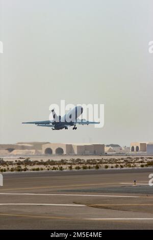 Une norme américaine Le prolongement de la Force aérienne KC-10 part de la base aérienne d'Al Dhafra, Émirats arabes Unis, 6 mars 2022. Le KC-10 fournit la capacité mondiale de ravitaillement en air de la Force aérienne, soutenant des avions communs et des avions de pays partenaires partout aux États-Unis Zone de responsabilité du Commandement central. Banque D'Images